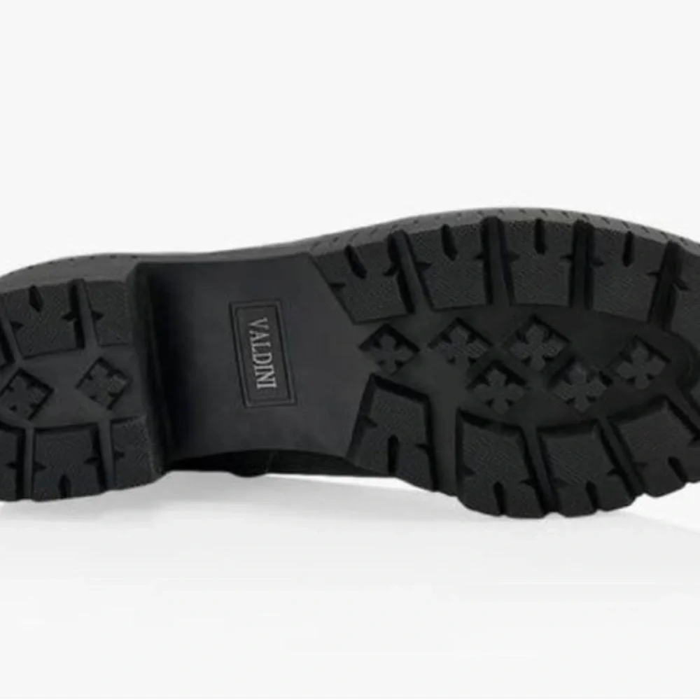 Valdini boots size 6 women for winter. These boots are waterproof. - Picture 4 of 5